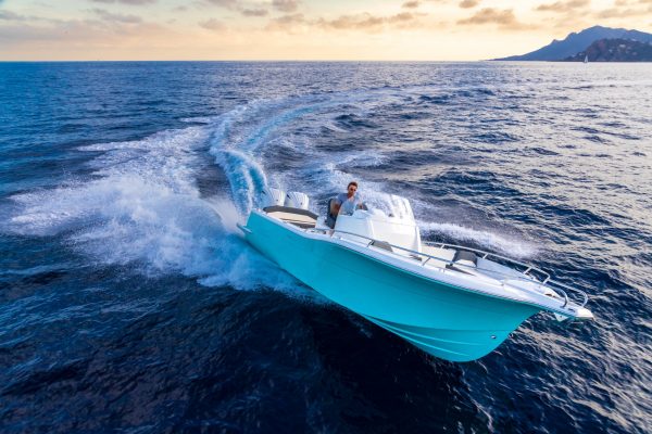 Bateau moteur hors bord White Shark 280 CC Evo - Day boat et bateau de peche francais
