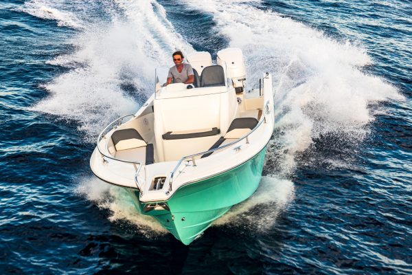 Bateau moteur hors bord White Shark 280 CC Evo - Day boat et bateau de peche francais