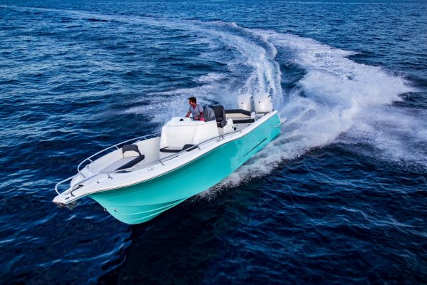 Bateau moteur hors bord White Shark 280 CC Evo - Day boat et bateau de peche francais