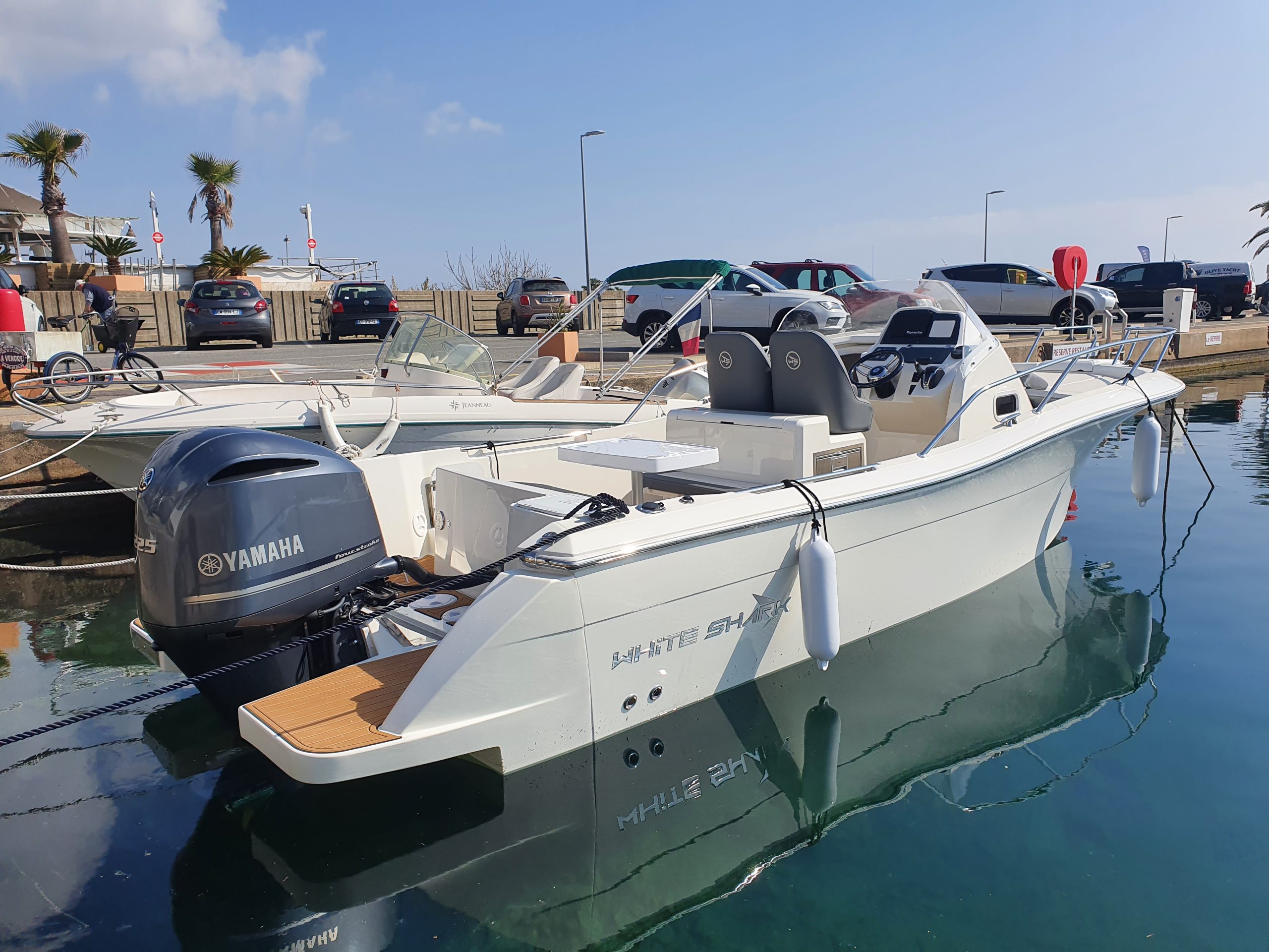 White Shark 240 SC EVO à quai - Bateau à moteur hors bord