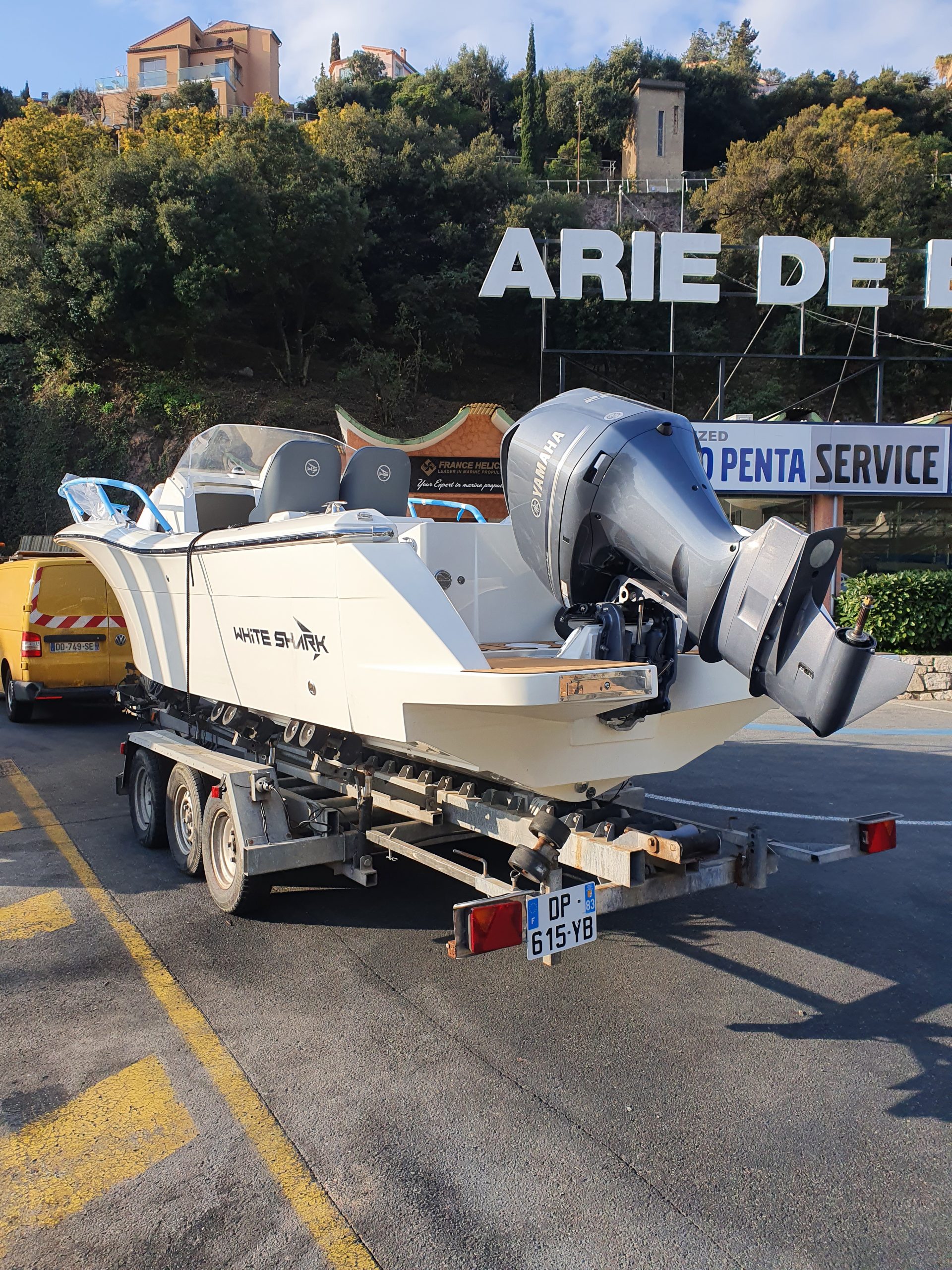 White Shark 240 SC EVO sur remorque - Bateau à moteur hors bord