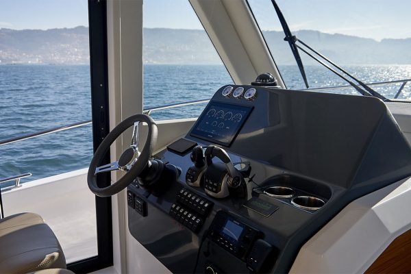 Rodman 1290 Evolution- Bateau de pêche et de croisière avec flybridge