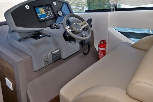 RODMAN Muse 44 - bateau moteur pour la pêche et la plaisance