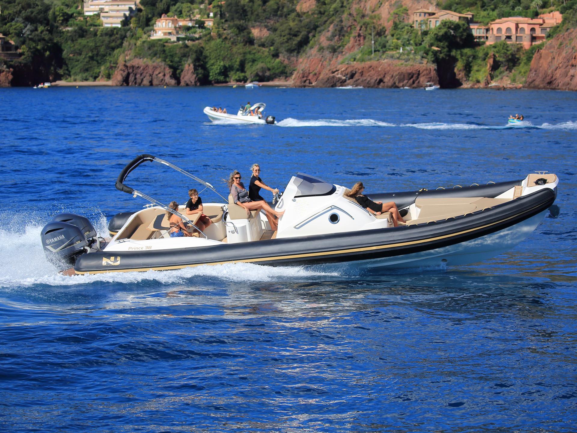 NUOVA JOLLY PRINCE 38 CC - Semi rigide de luxe avec moteur hors-bord