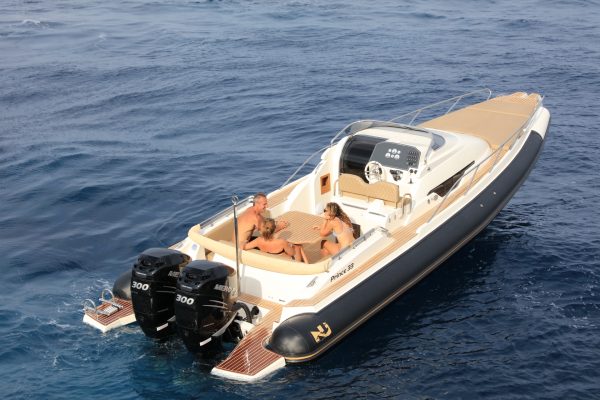 NUOVA JOLLY Prince 33 Sport Cabin - Semi rigide luxe habitable avec moteur hors-bord