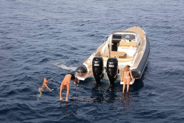 NUOVA JOLLY Prince 33 Sport Cabin - Semi rigide luxe habitable avec moteur hors-bord