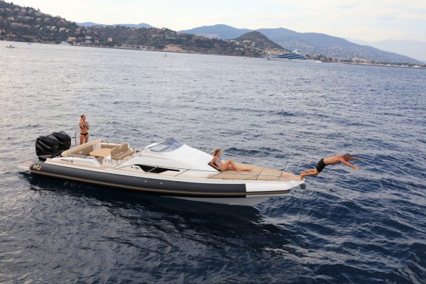 NUOVA JOLLY Prince 33 Sport Cabin - Semi rigide luxe habitable avec moteur hors-bord