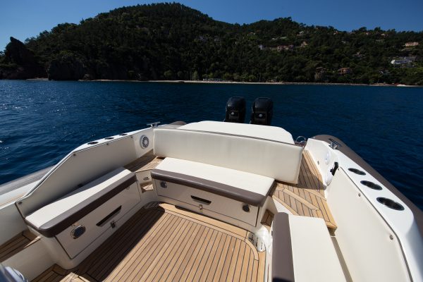 NUOVA JOLLY Prince 38 Sport Cabin - Semi rigide luxe habitable avec moteur hors-bord