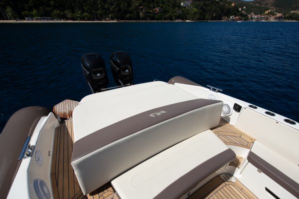 NUOVA JOLLY Prince 38 Sport Cabin - Semi rigide luxe habitable avec moteur hors-bord
