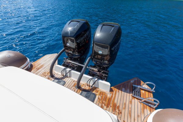 NUOVA JOLLY Prince 38 Sport Cabin - Semi rigide luxe habitable avec moteur hors-bord