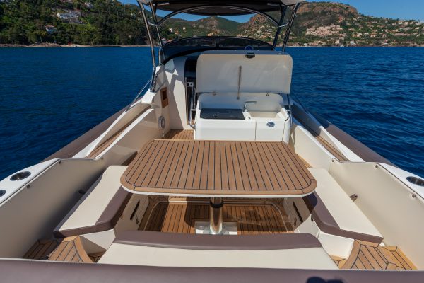 NUOVA JOLLY Prince 38 Sport Cabin - Semi rigide luxe habitable avec moteur hors-bord