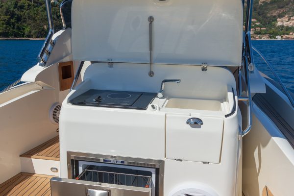 NUOVA JOLLY Prince 38 Sport Cabin - Semi rigide luxe habitable avec moteur hors-bord