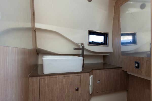 NUOVA JOLLY Prince 38 Sport Cabin - Semi rigide luxe habitable avec moteur hors-bord