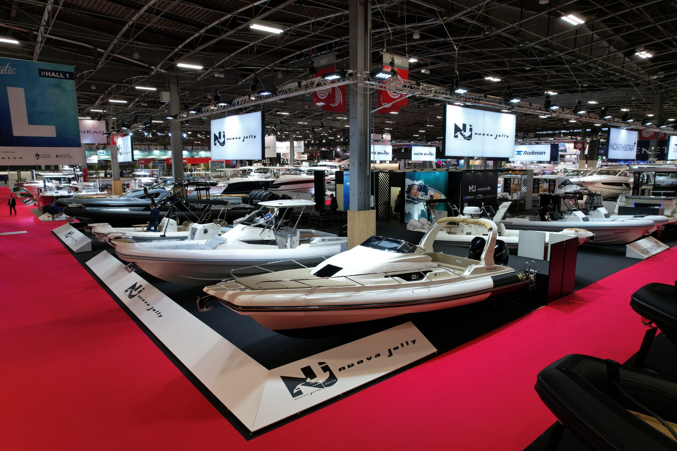 Nuova Jolly au salon NAUTIC PARIS 2021 - bateau semi-rigide de luxe à moteur hors-bord
