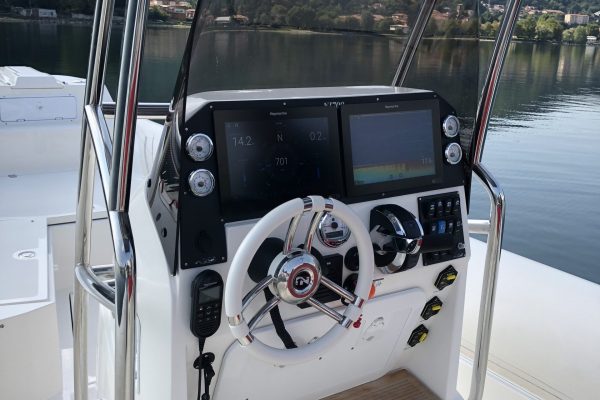 Nuova Jolly NJ 700 Seafish - Bateau de pêche gonflable semi-rigide à moteur hors-bord